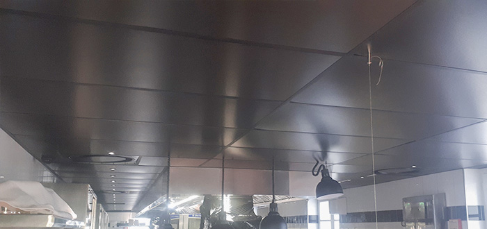 plafond d'une cuisine professionnelle rénové avec dalles de faux plafond